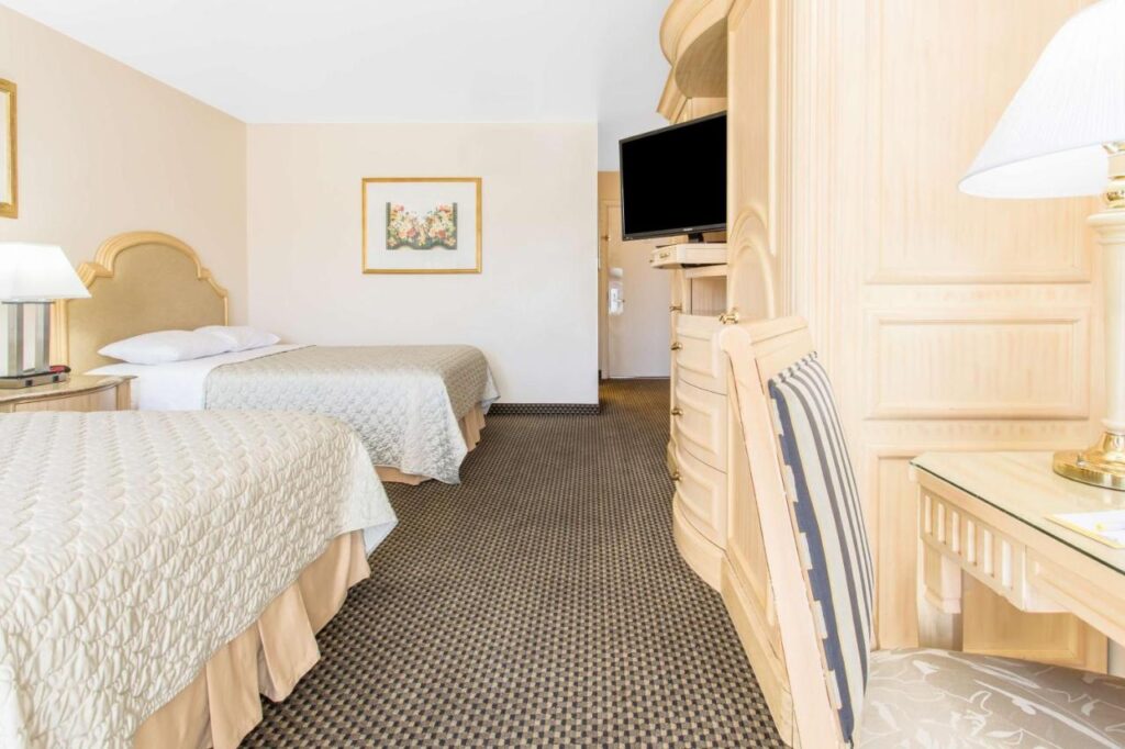 Days Inn by Wyndham Modesto - Image 2