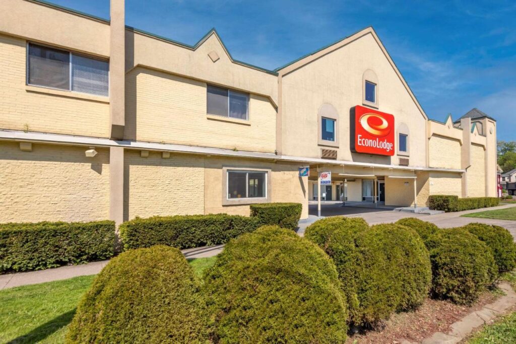 Econo Lodge - Image 1