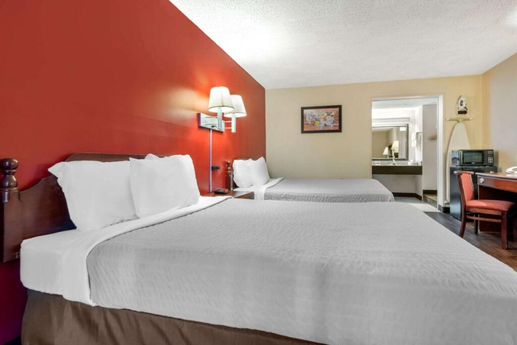 Econo Lodge - Image 2