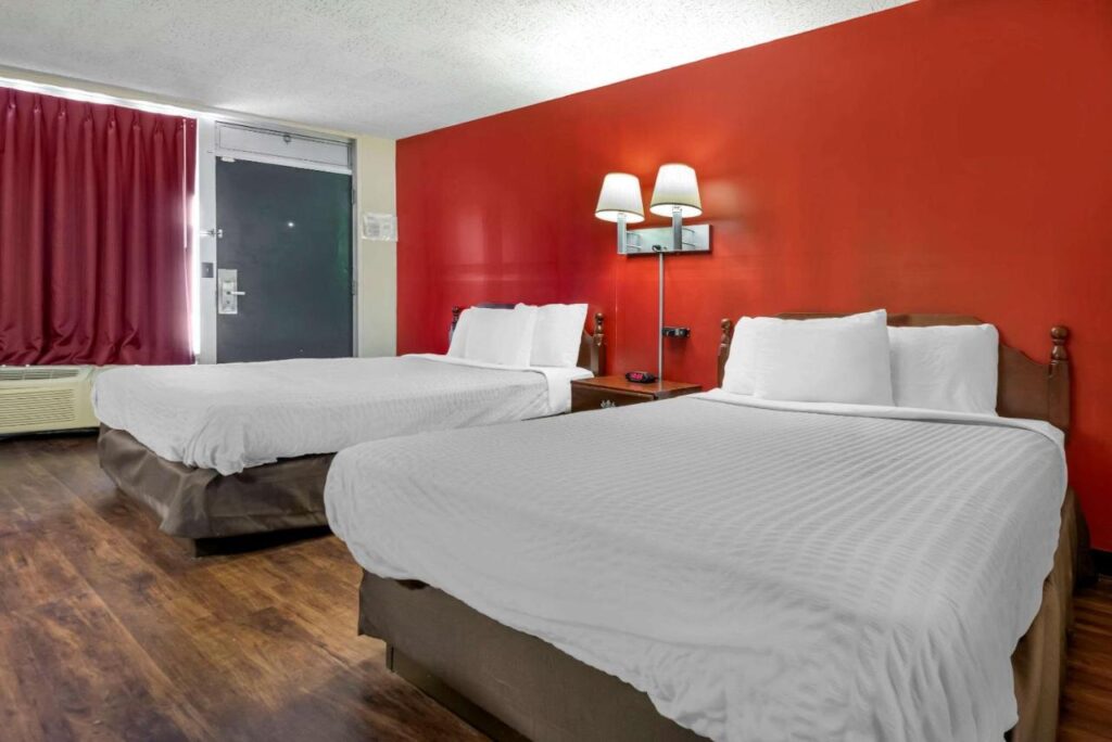 Econo Lodge - Image 3