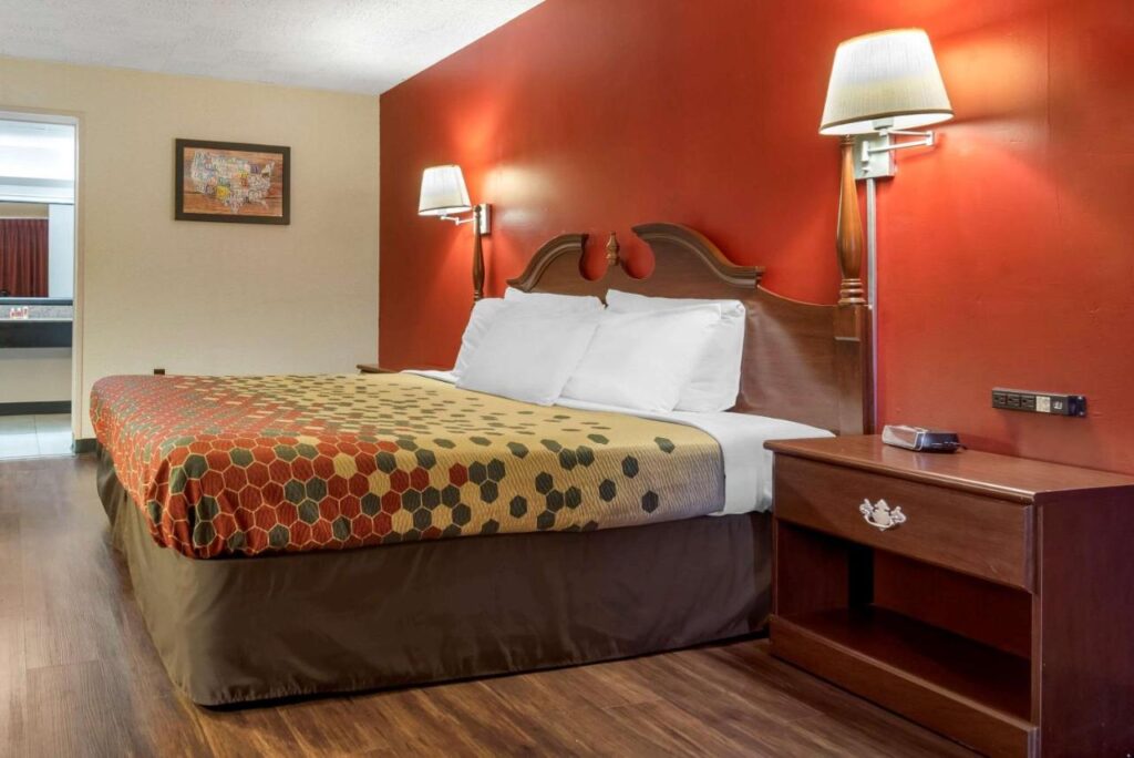 Econo Lodge - Image 4