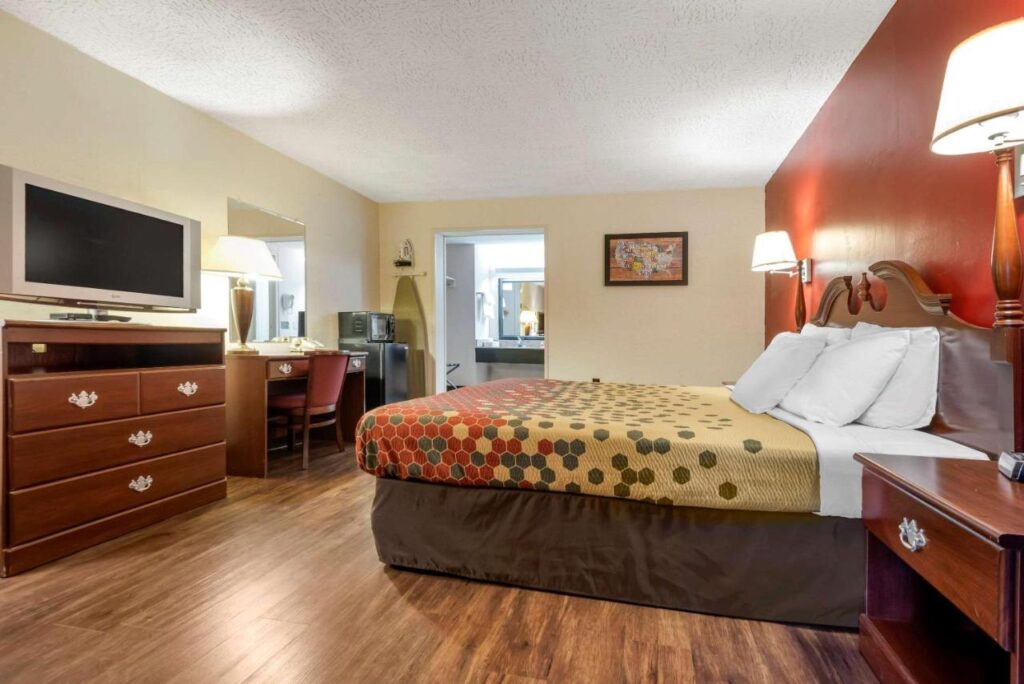 Econo Lodge - Image 5