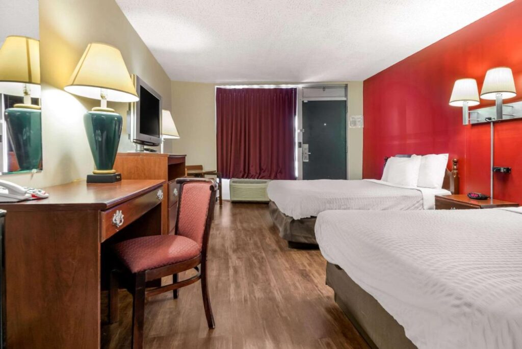 Econo Lodge - Image 6