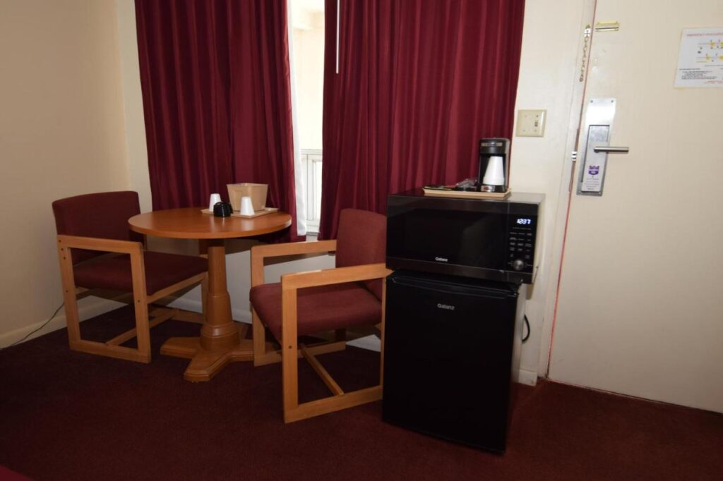Knights Inn Oswego East - Image 3
