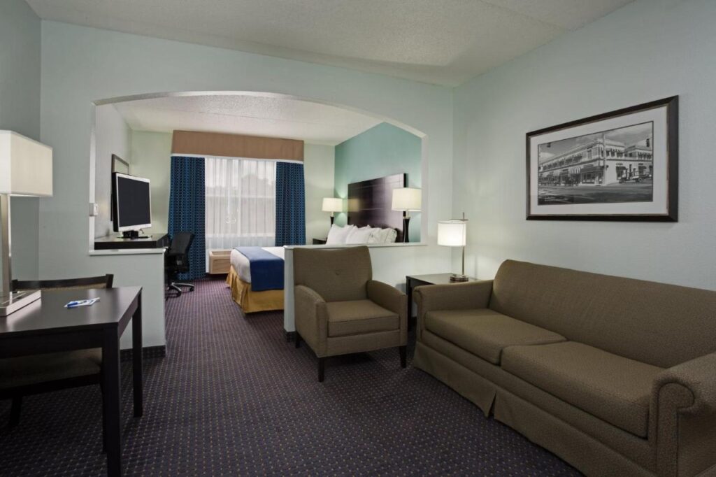 Holiday Inn Express & Suites Plant City by IHG - Image 4