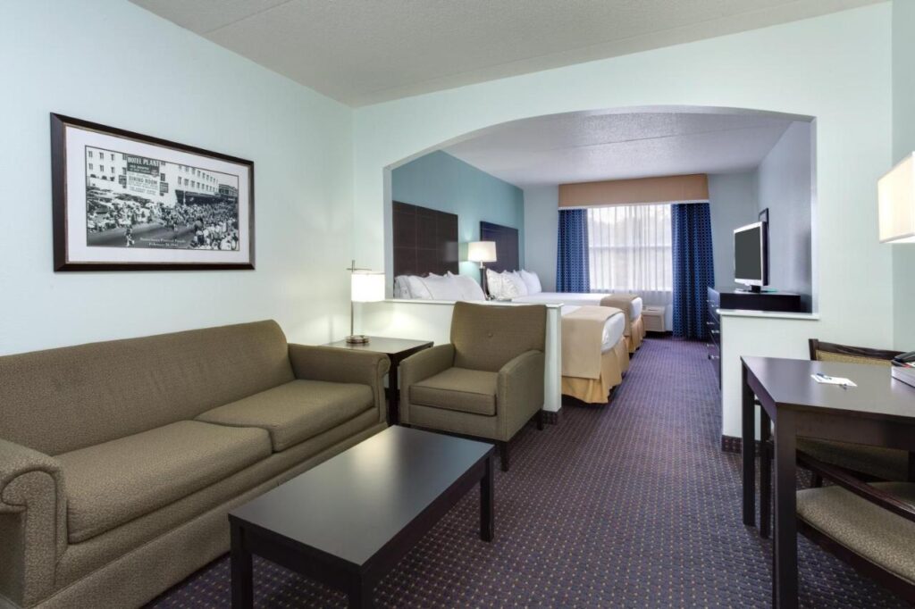 Holiday Inn Express & Suites Plant City by IHG - Image 5