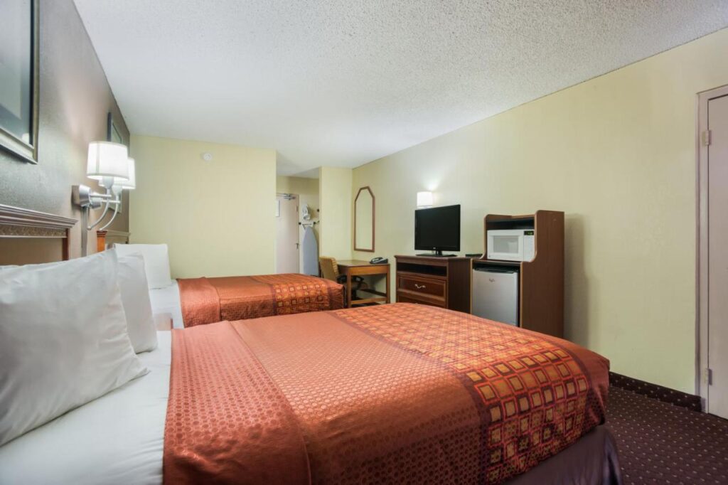 Americas Best Value Inn Tulsa I-44 - Image 4