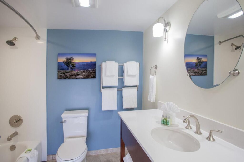 Red Feather Lodge/Hotel - Image 2