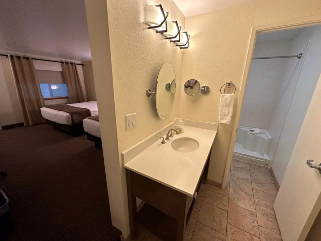 Red Feather Lodge/Hotel - Image 3