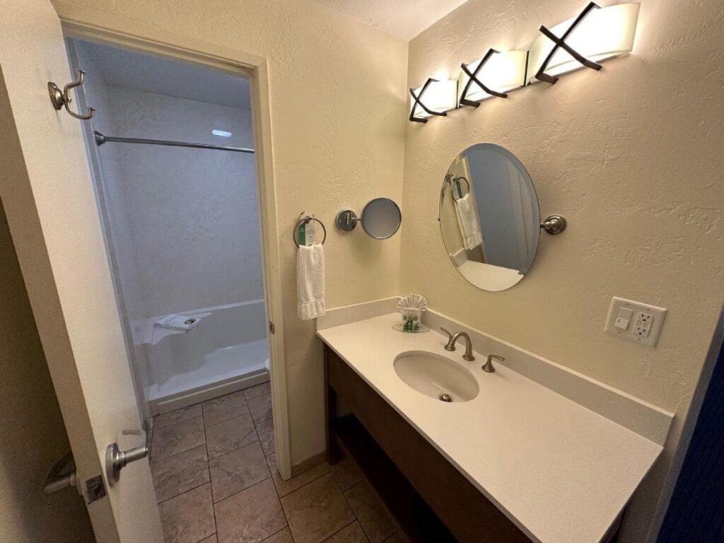 Red Feather Lodge/Hotel - Image 4
