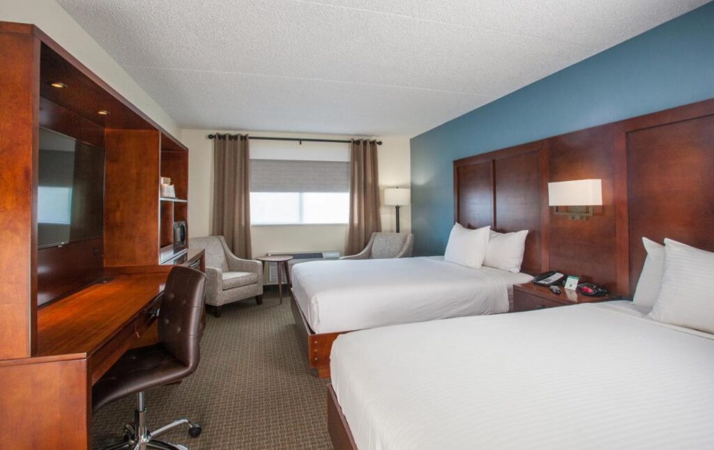 Red Feather Lodge/Hotel - Image 5