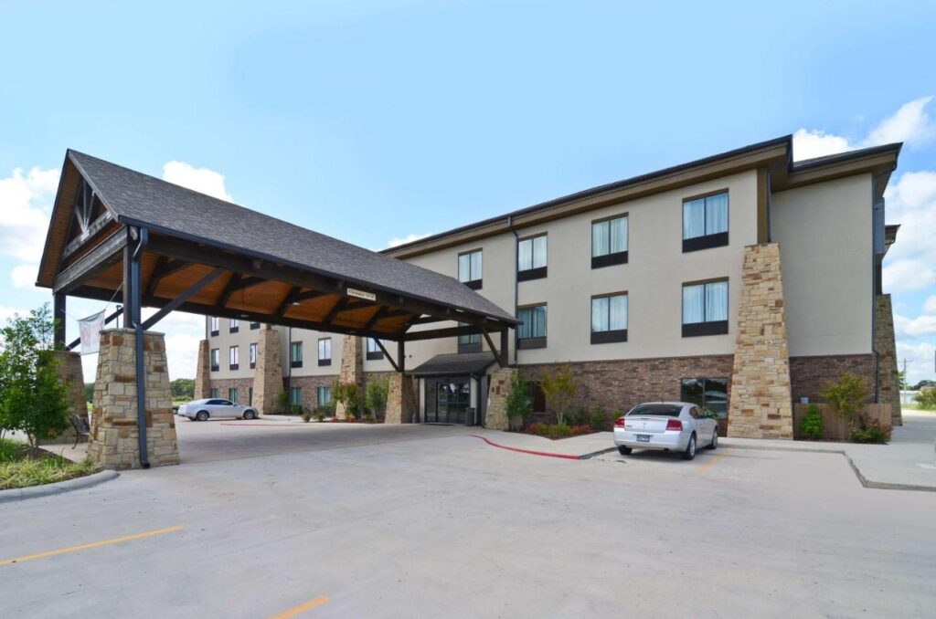 Best Western Plus Emory at Lake Fork Inn & Suites - Image 1