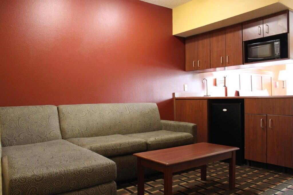 HomeTown Inn & Suites - Image 3