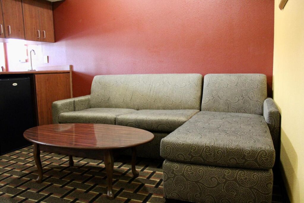 HomeTown Inn & Suites - Image 4