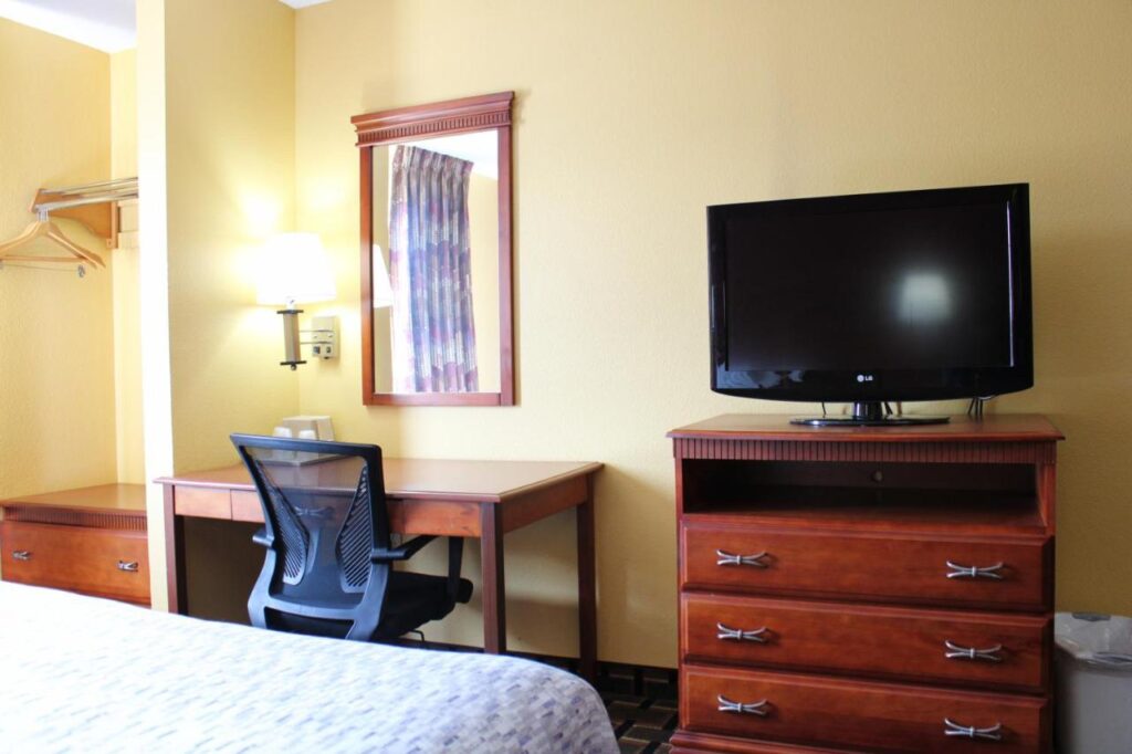 HomeTown Inn & Suites - Image 5