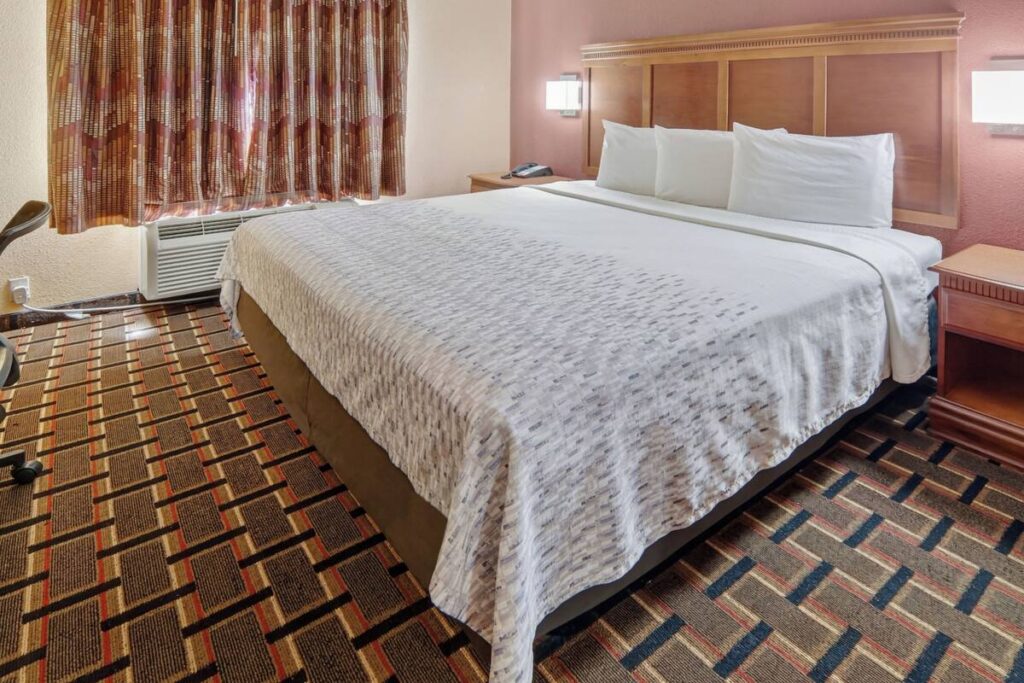 HomeTown Inn & Suites - Image 6