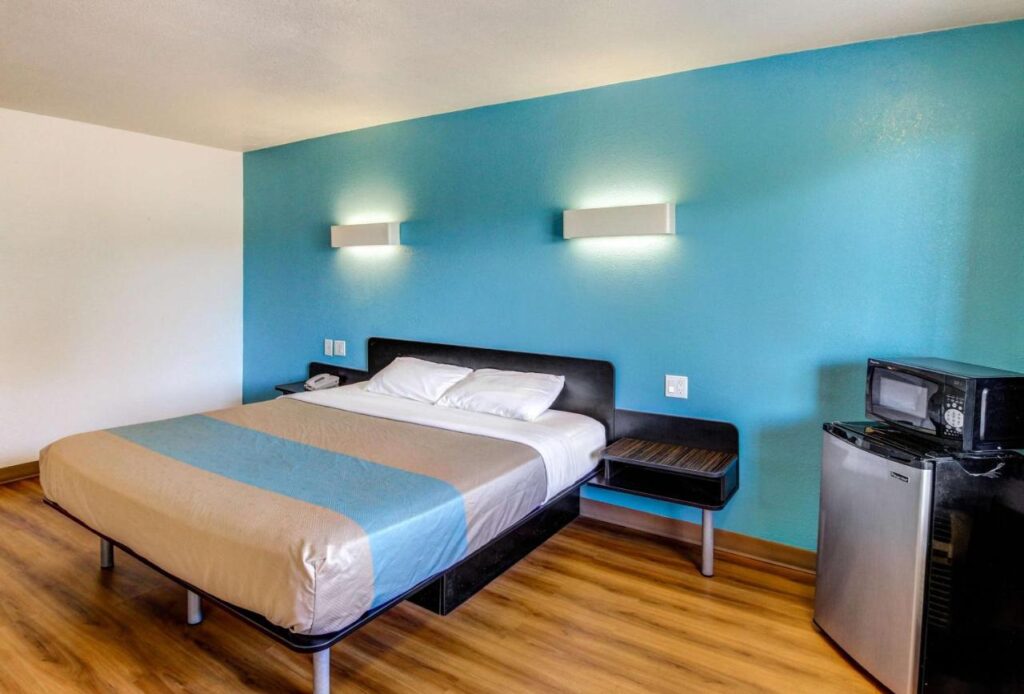 Motel 6 Waco - Lacy Lakeview - Image 2