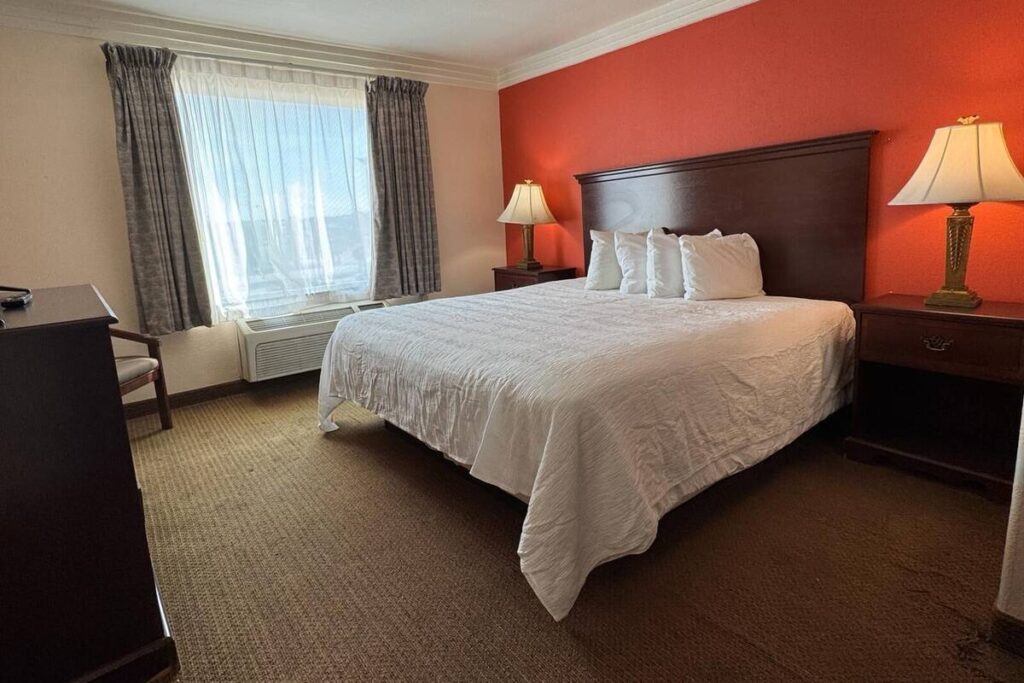 Robinson Inn and Suites - Image 1