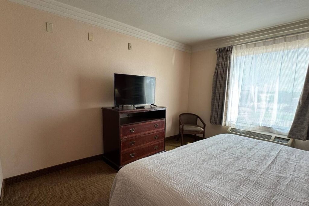 Robinson Inn and Suites - Image 2