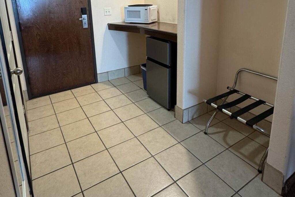 Robinson Inn and Suites - Image 4