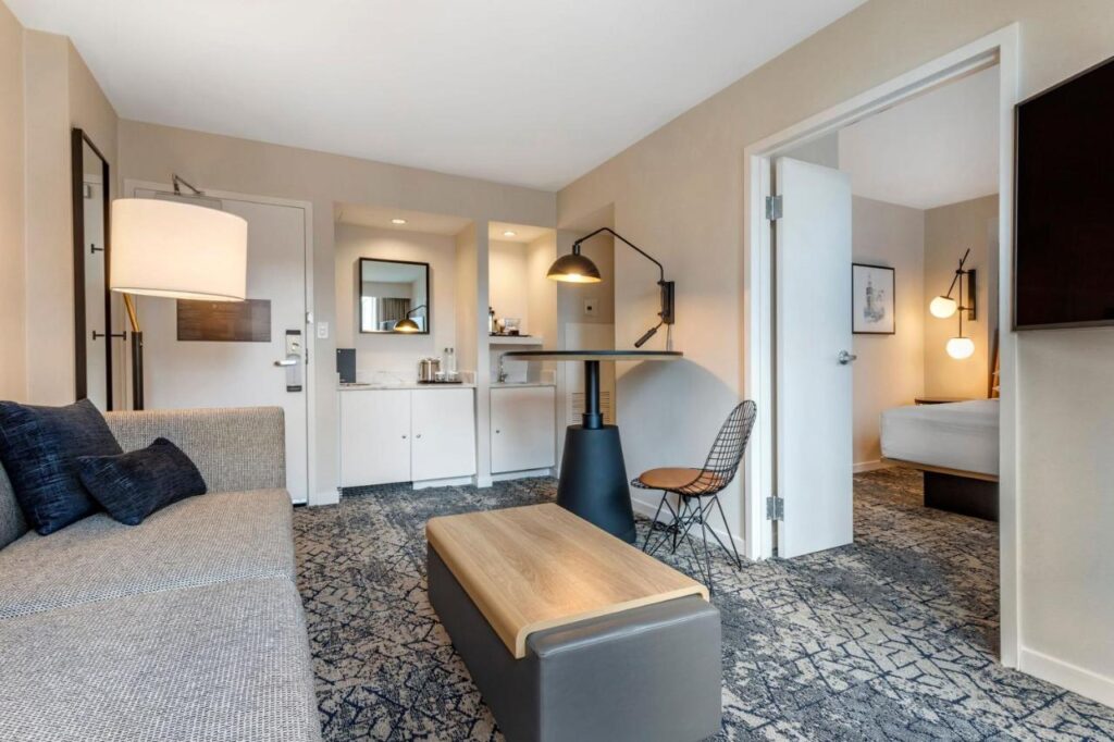 Sheraton Suites Old Town Alexandria - Image 2