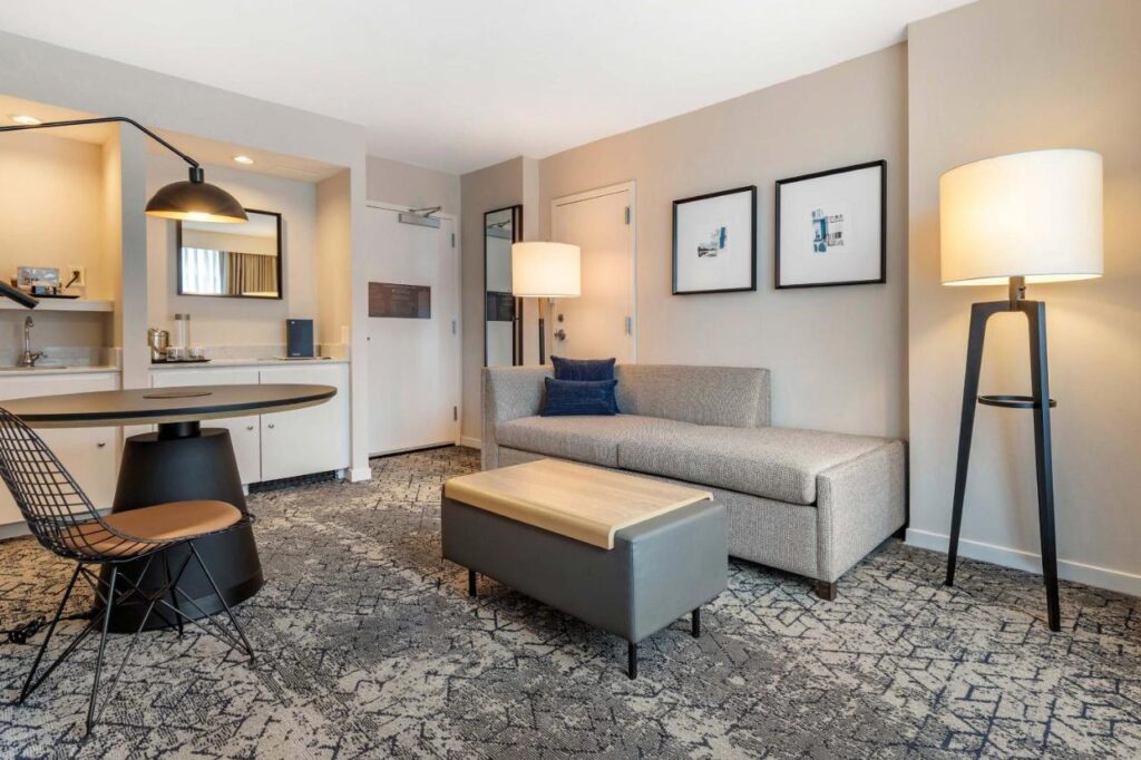Sheraton Suites Old Town Alexandria - Image 4