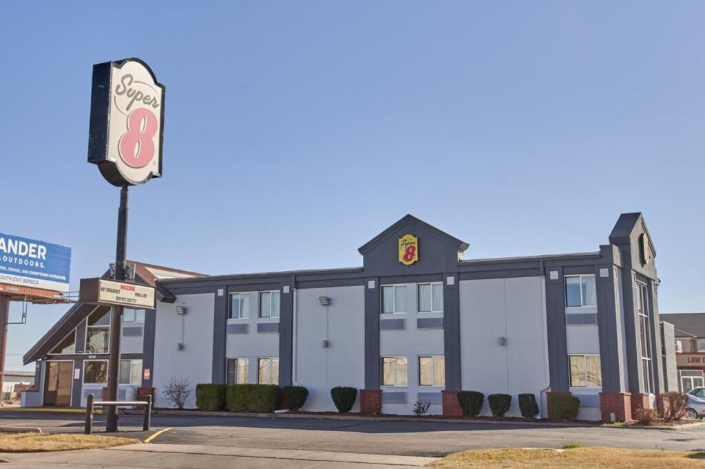 Super 8 by Wyndham Wichita Airport West Kellogg - Image 1