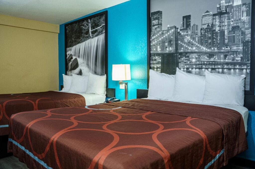 Super 8 by Wyndham Wichita Airport West Kellogg - Image 2