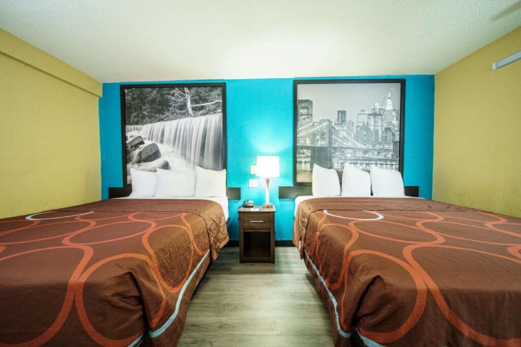 Super 8 by Wyndham Wichita Airport West Kellogg - Image 3