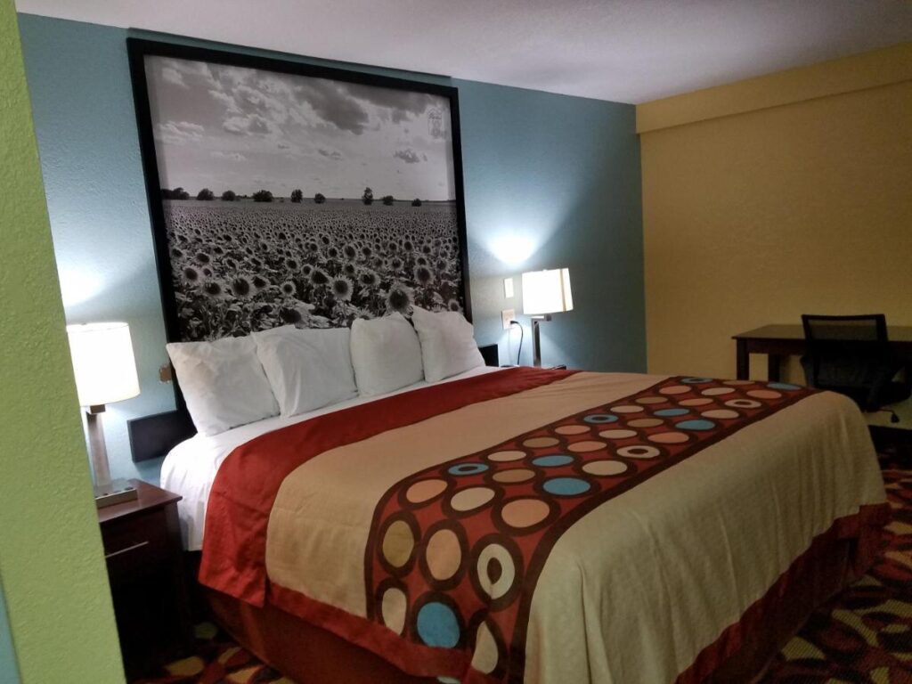 Super 8 by Wyndham Wichita Airport West Kellogg - Image 4