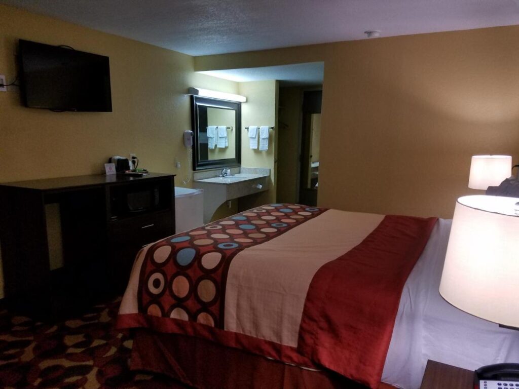 Super 8 by Wyndham Wichita Airport West Kellogg - Image 5