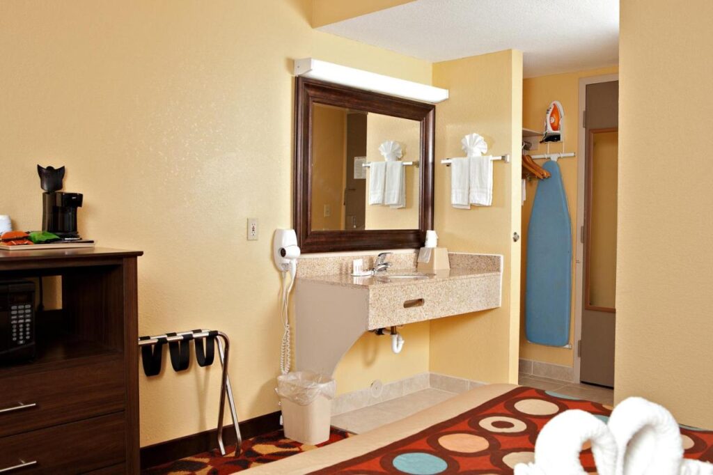 Super 8 by Wyndham Wichita Airport West Kellogg - Image 6