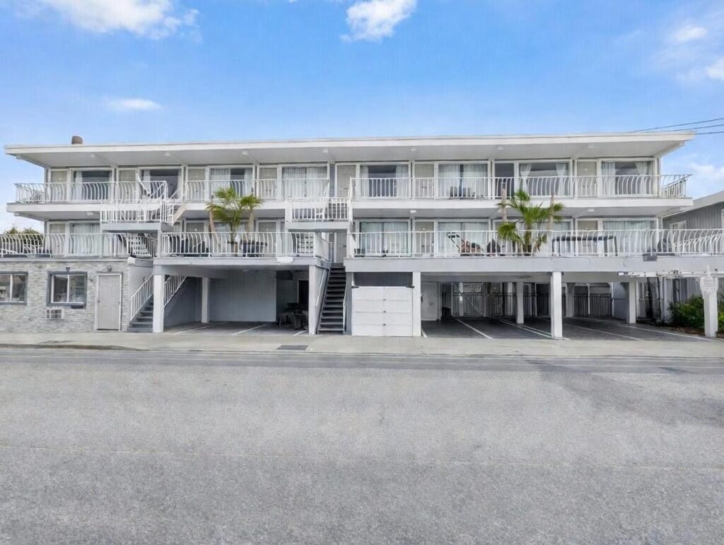 Sunset Beach Hotel - Image 1
