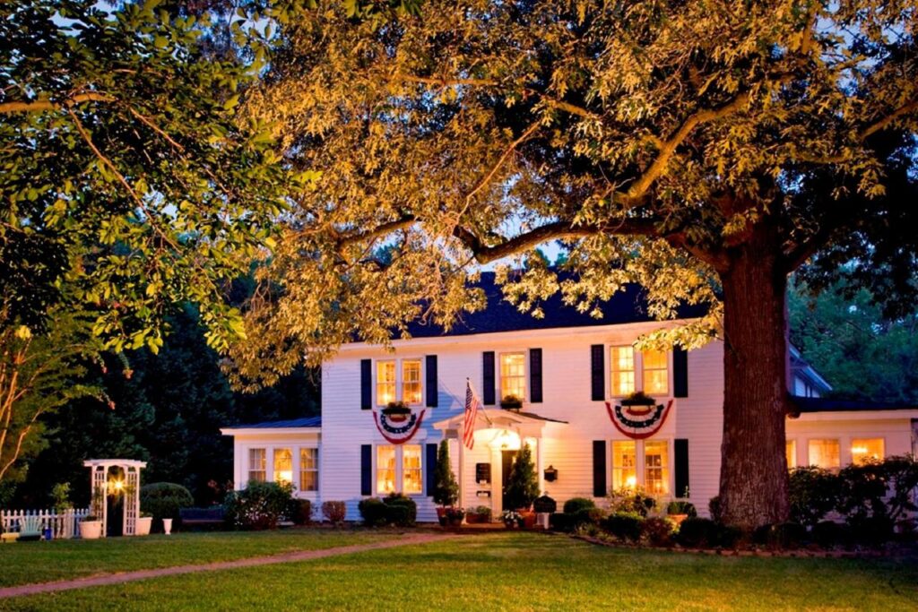 A Williamsburg White House Inn - Image 1