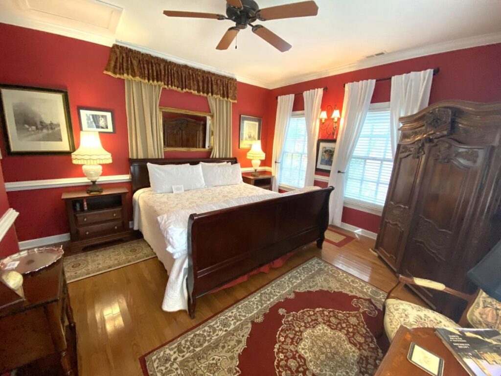 A Williamsburg White House Inn - Image 3
