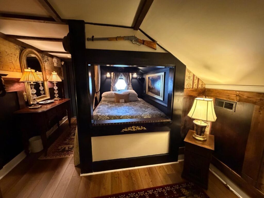 A Williamsburg White House Inn - Image 4