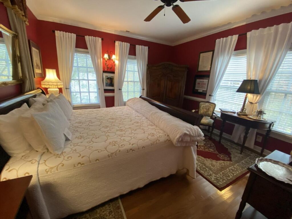A Williamsburg White House Inn - Image 6