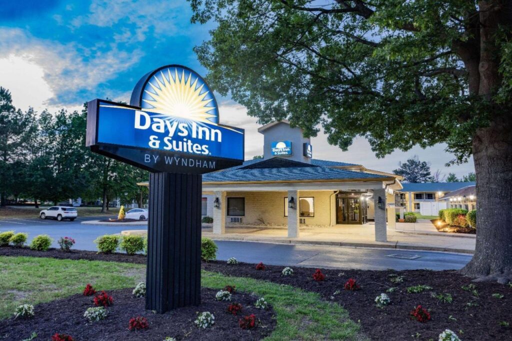 Days Inn & Suites by Wyndham Colonial - Image 1