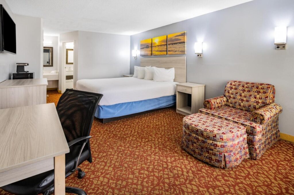 Days Inn & Suites by Wyndham Colonial - Image 2