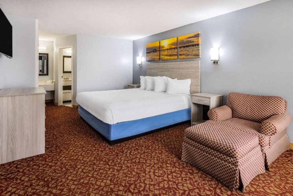 Days Inn & Suites by Wyndham Colonial - Image 4