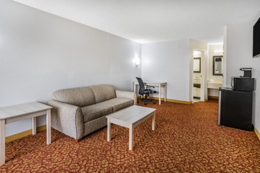 Days Inn & Suites by Wyndham Colonial - Image 5