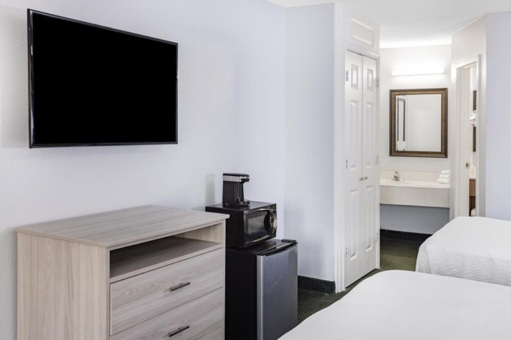 Days Inn & Suites by Wyndham Colonial - Image 6
