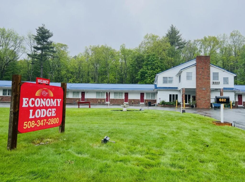 Economy Lodge 682 Main St Sturbridge - Image 1
