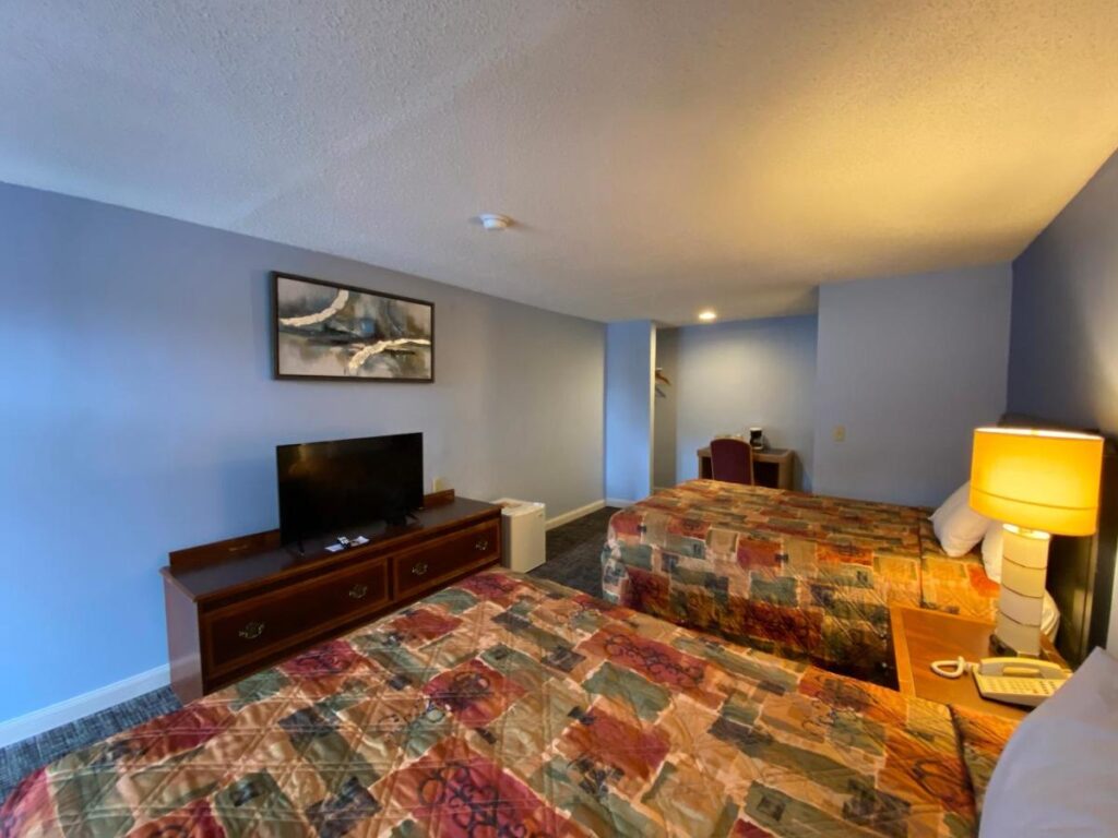 Economy Lodge 682 Main St Sturbridge - Image 2