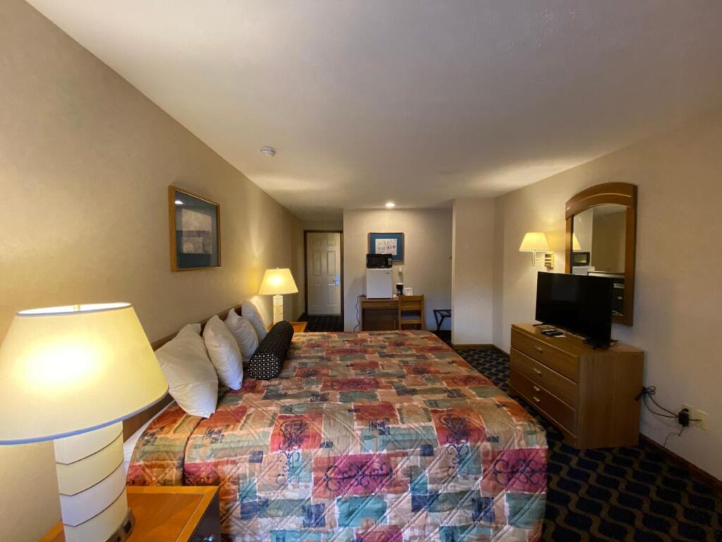 Economy Lodge 682 Main St Sturbridge - Image 4