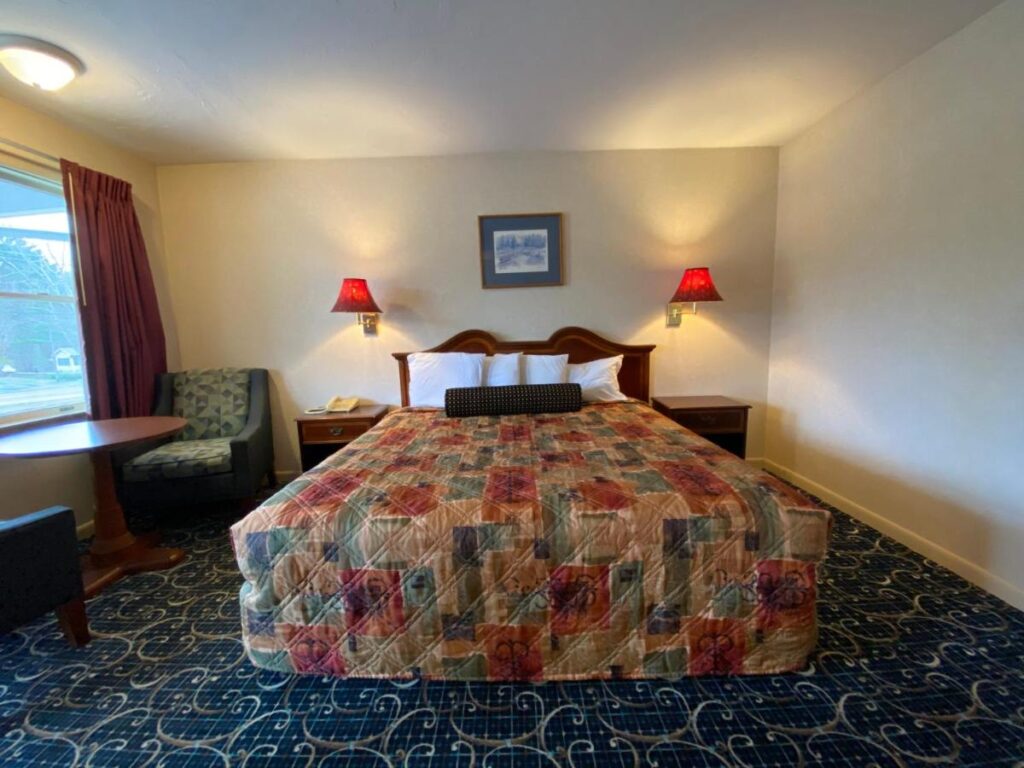Economy Lodge 682 Main St Sturbridge - Image 5