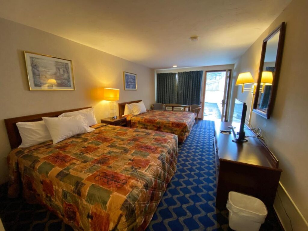 Economy Lodge 682 Main St Sturbridge - Image 6