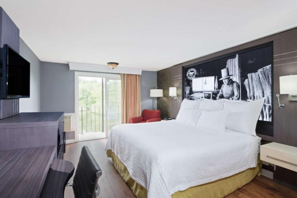 Super 8 by Wyndham Sturbridge - Image 2
