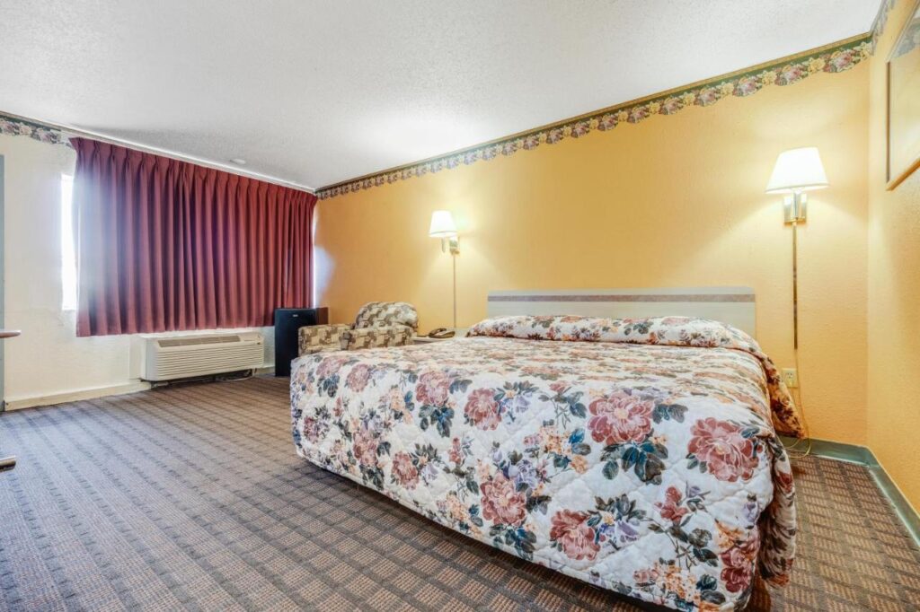 Camelot Inn - Image 2