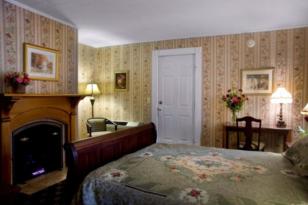 Bar Harbor Manor - Image 4